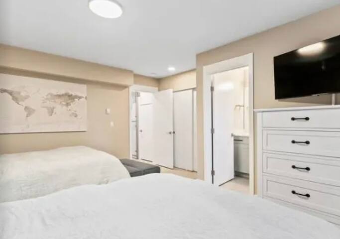 LUXURY ALKI BEACH TOWNHOME w/ ROOFTOP & GREAT VIEW gallery image 4