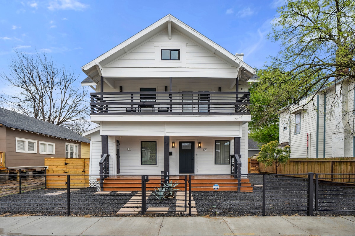 Top performing Airbnb: The O'Four, Luxury Duplex in Downtown Sleeps 14 in Greater Eastwood