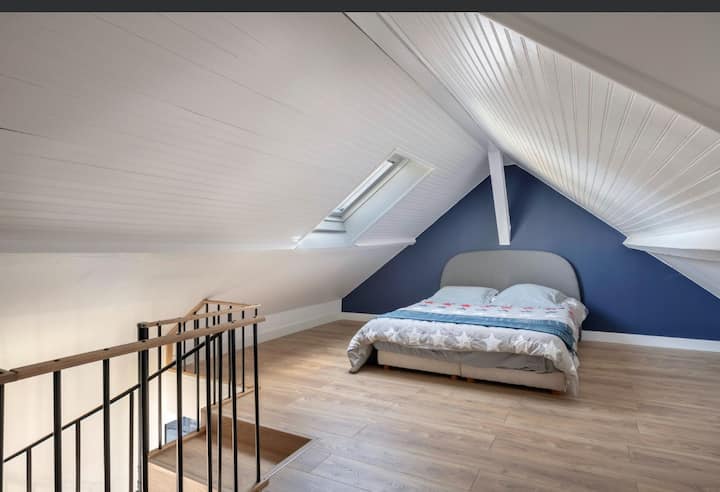 Საძინებელი 1 მისაღები ოთახის ზემოთ ანტრესოლზე საწოლით 140 × 200 და საწოლით 90 × 200