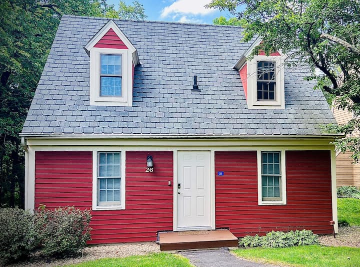 Charming Lakeside Cottage! Cottages for Rent in Galena, Illinois