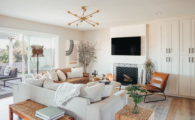 4-Bed Home 15 min to DT with amazing cliff views!