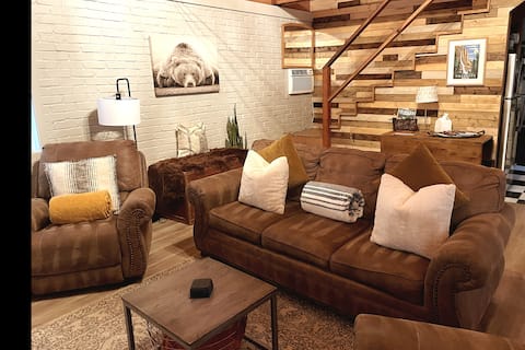 Successful Airbnb property: Cabin on the Roost ~ pet friendly ~ EV charger in Calaveras