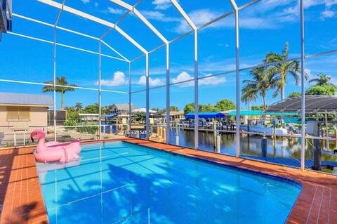🐠Waterfront Island and Pool Dream Retreat!🐋
