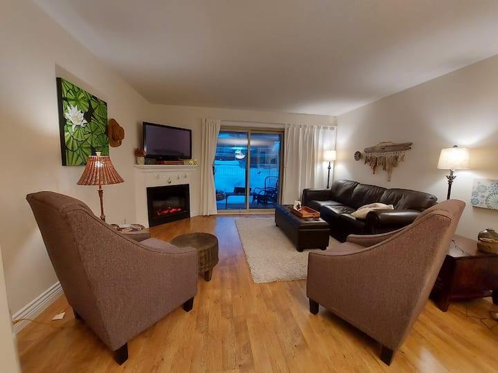 Inviting 2 bedroom pool side condo Condominiums for Rent in Enderby