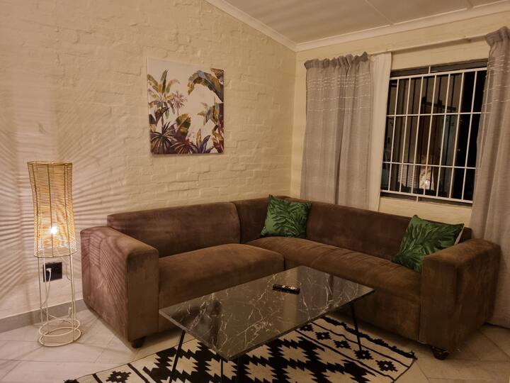Palm Cottage - 1 Bedroom, Patio And Back-up Power - Durban