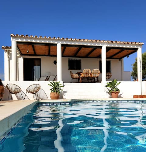 Big swimmingpool, lots of space and amazing views