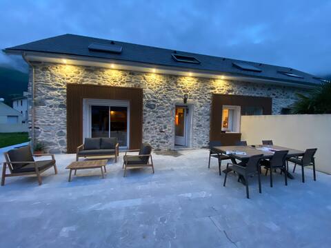 Family home and jacuzzi at the foot of the mountains