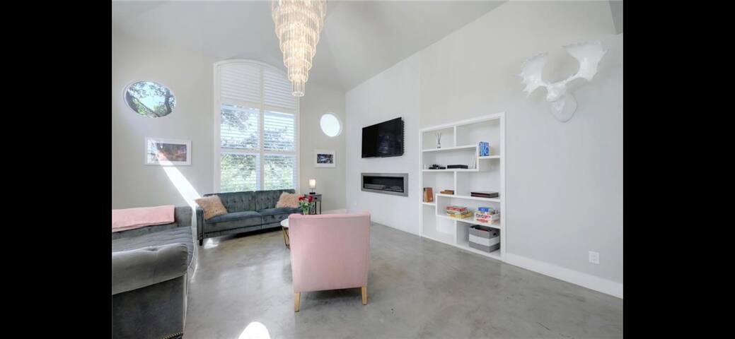 Entire Luxury residential home in Great Hills gallery image 5