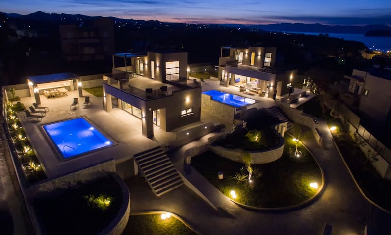 New Lux villa-Sauna&Jacuzzi-Heated Pool-24sleeps