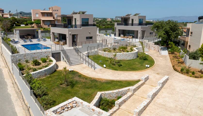 New Lux villa-Sauna&Jacuzzi-Heated Pool-24sleeps gallery image 3