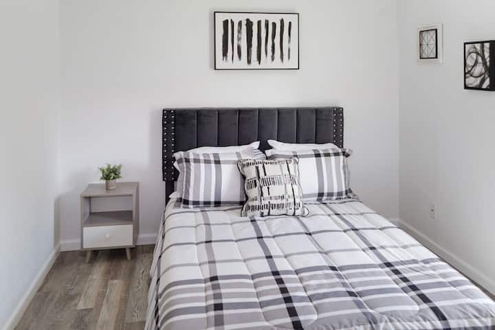 客房配有标准双人床和衣柜。 