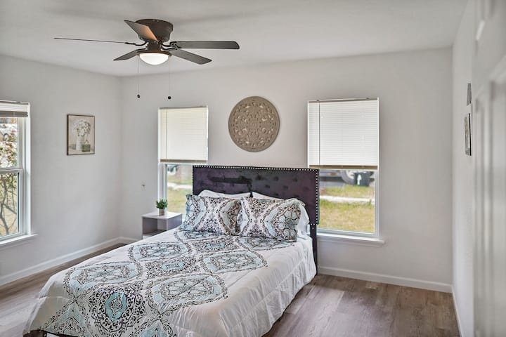 客房配有标准双人床和衣柜。 