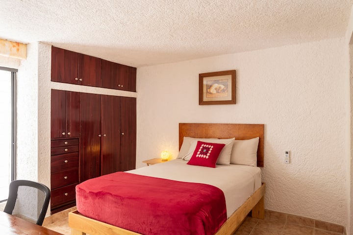 Საძინებელი 2: 
1 ორადგილიანი საწოლი + 1 ერთადგილიანი საწოლი, საკუთარი აბაზანა-ტუალეტი, დიდი ტზალამის ხის კარადა, მინი გაყოფილი, შავი ფარდები, ტზალამის მაგიდა და ერგონომიული სკამი.