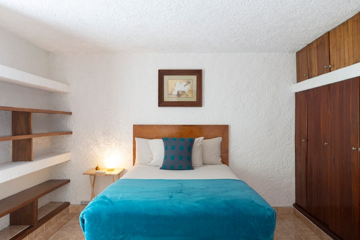 Საძინებელი 1: 
1 ორადგილიანი საწოლი + 1 ერთადგილიანი საწოლი, საკუთარი აბაზანა-ტუალეტი, დიდი ტზალამის ხის კარადა, მინი გაყოფილი და შავი ფარდები.