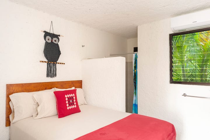 Დამოუკიდებელი მინი ლუქსი აბაზანა-ტუალეტით და AC.