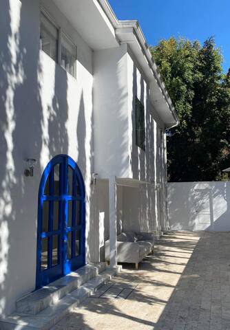 Laurel Canyon view with beautiful Swimming Pool gallery image 3