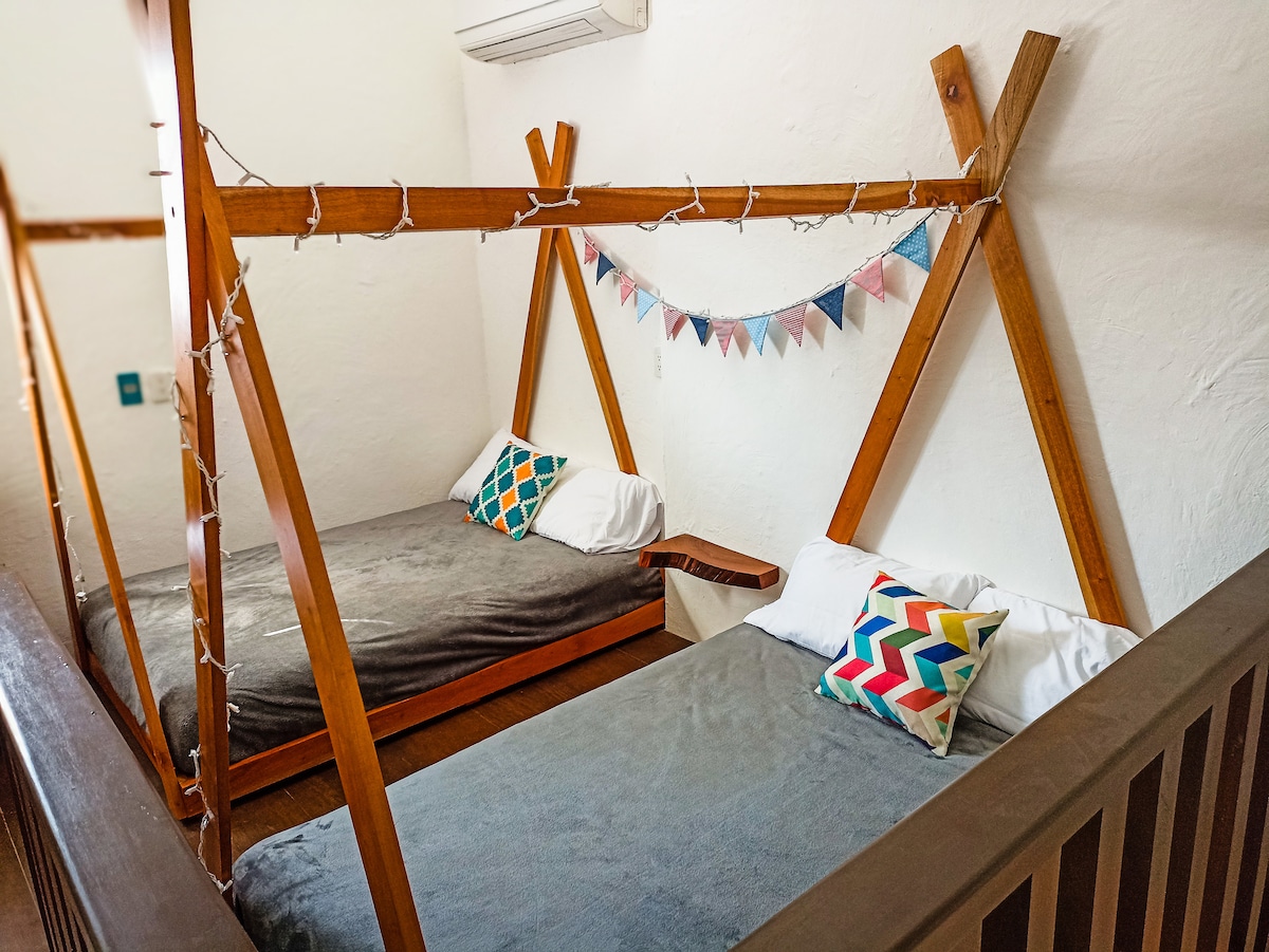 Room 3 (tapanco)
Where to sleep can also be fun. Perfect for older children.