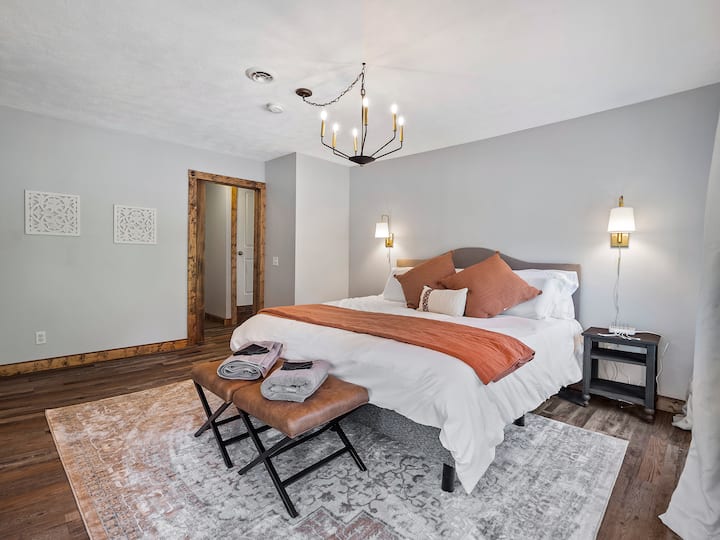 Étendez-vous sur le lit king size, placé sous des appliques murales douces et des textures confortables. Posez votre sac sur le banc, enlevez vos chaussures et détendez-vous : l'endroit idéal pour se détendre après une longue journée ou se prélasser avec un livre dans un confort total.