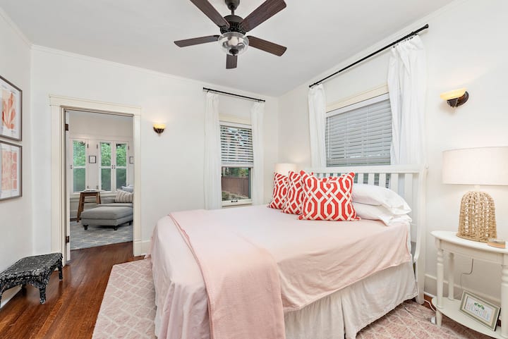 Dhoma e gjumit "queen" në katin e parë: shtroja të bardha të freskëta, jastëkë të fortë alternativ dhe mesatar dhe disa opsione për batanije