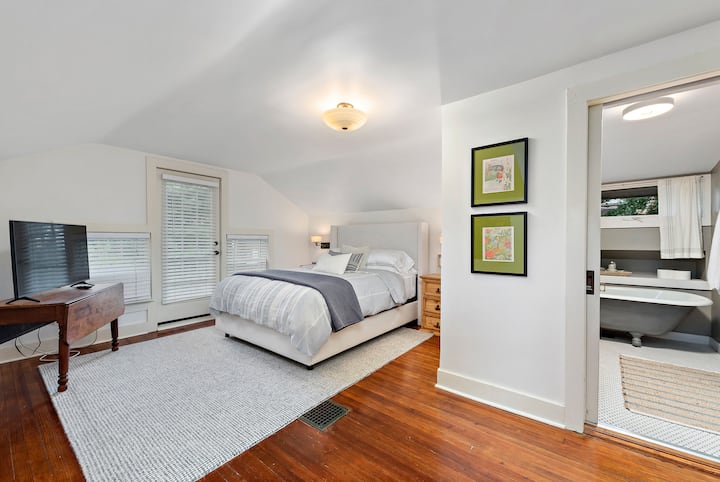 Dhoma e gjumit "queen" në katin e dytë 3 me televizor inteligjent dhe banjë ngjitur me dush me avull