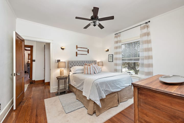 Dhoma e gjumit "queen" në katin e parë 2: shtroja të bardha të freskëta, jastëkë të fortë alternativ dhe mesatar dhe disa opsione për batanije