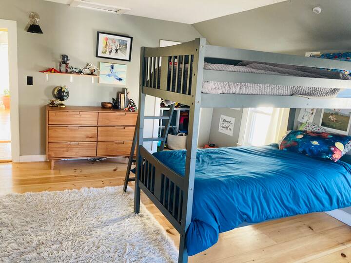 Dormitorio 2 - Las literas se convertirán en dos camas individuales, sábanas limpias, aire acondicionado con ventana.