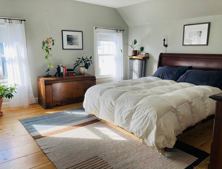 Dormitorio1 - Cama tamaño queen con sábanas limpias, aire acondicionado con ventana.