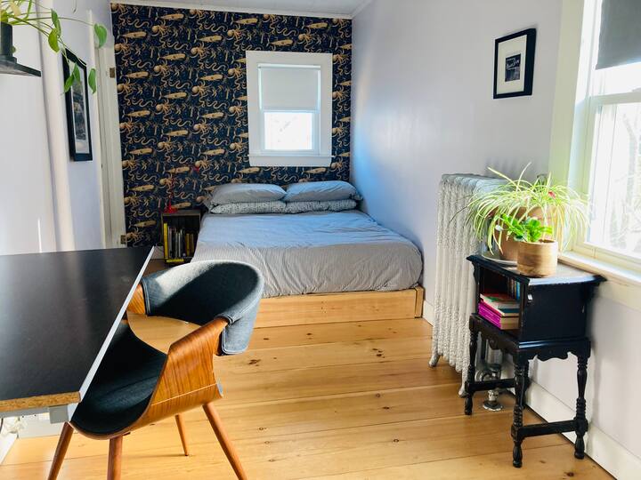 Tercer dormitorio/oficina con cama de matrimonio y sábanas limpias, aire acondicionado con ventana.