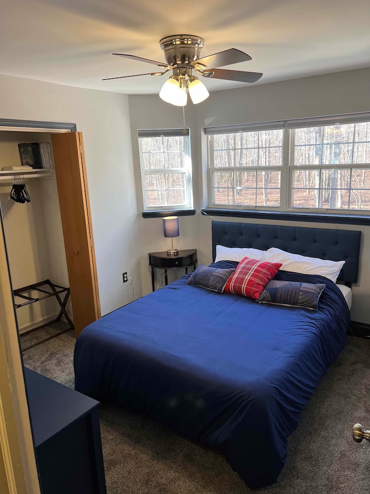 พื้นที่ตู้เสื้อผ้ามากมายและวิวสวยงามในเตียงควีนไซส์ห้องสีฟ้าของเรา