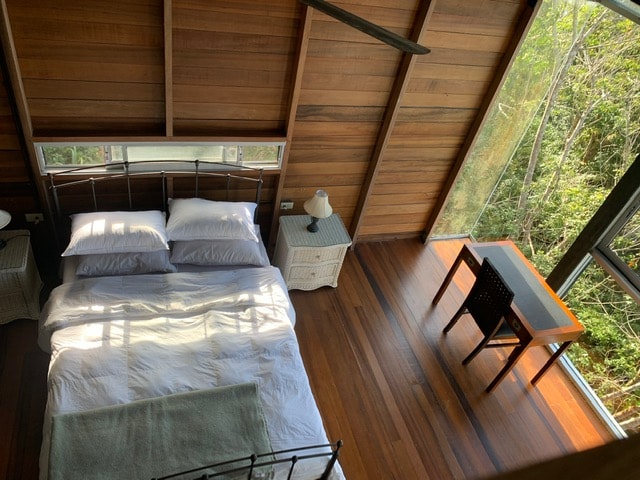 Spavaća soba s visokim stropovima i radnim prostorom za one koji nisu lako ometeni pogledom na ocean. Velike staklene plahte pružaju pogled iz cijele spavaće sobe.