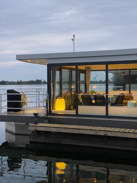 Maasbommel/NL - Houseboat on the Meuse