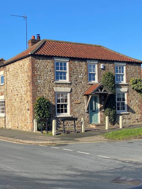 Yorkshire Coast, three bed cottage, parking garden