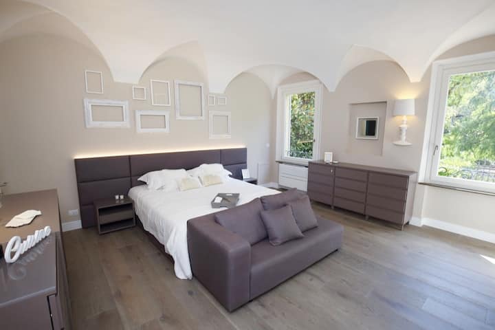 King size bed in elegant setting directly overlooking the avenues famous for trendy bars and restaurants!