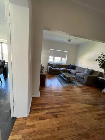 Lovely 2-bedroom spacious apartment with views. gallery image 4