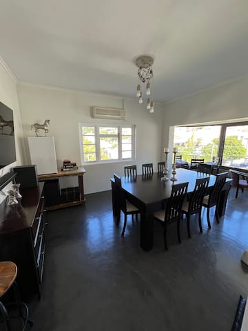 Lovely 2-bedroom spacious apartment with views. gallery image 3