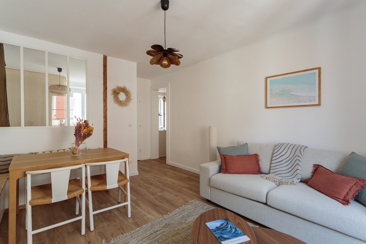 มองเห็นบ้านทั้งหลังจากห้องนั่งเล่น