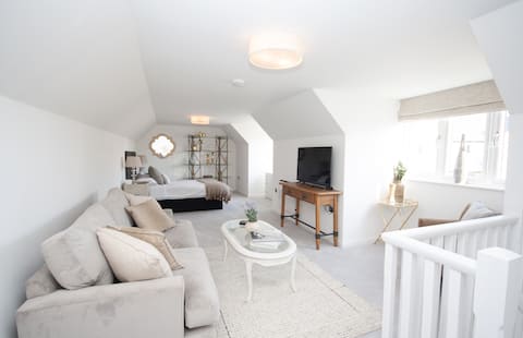 Cotswold village location- Detached guest house