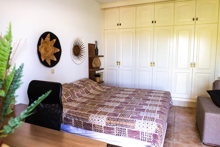 Room Hole in One Ojala.casa
להירגע, לעבוד ולישון בסביבה נעימה. 
שולחן עבודה עם כיסא נוח בסביבת עבודה קלה.  
מרפסת פרטית עם נוף ללה גומרה והגולף. ובכל ערב עוד שקיעה מדהימה!