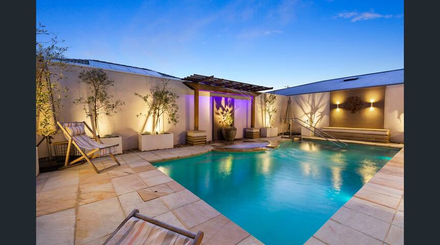 Private Oasis with Pool, Spa, Games & Cinema Room!