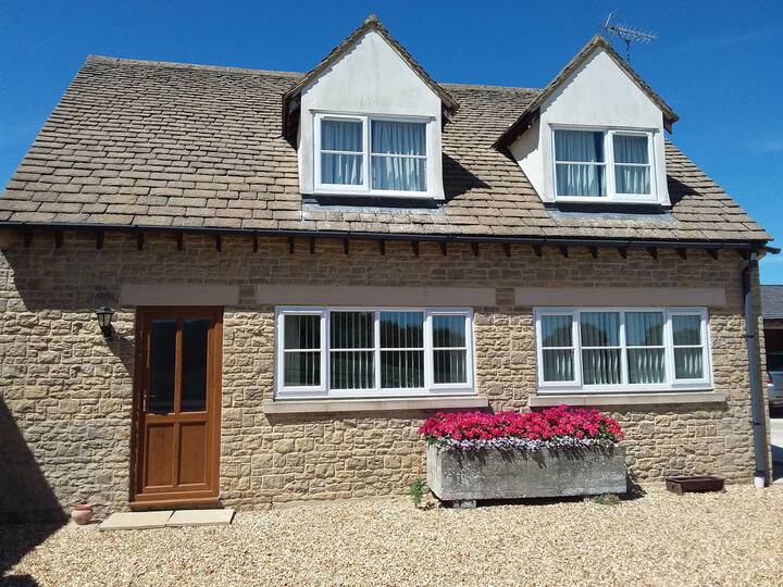 Ground floor apartment with separate bedroom Condominiums for Rent in