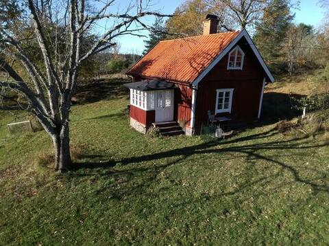 Casa de campo del patrimonio cultural con estufa de azulejos en la reserva natural de Ängsö