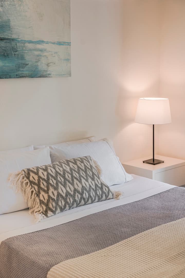 Charmants appartements Lassi de 2 chambres près de la plage de Makris Gyalos, Céphalonie, Grèce : un joli balcon est un endroit merveilleux pour passer du bon temps avec votre moitié