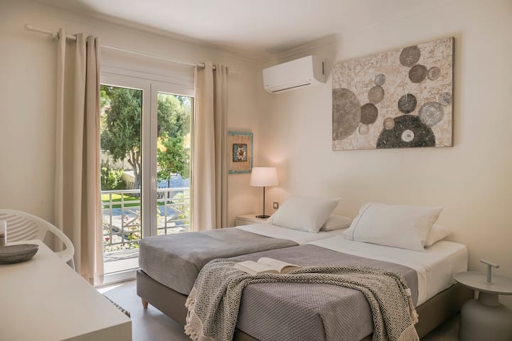 Charmants appartements Lassi de 2 chambres près de la plage de Makris Gyalos, Céphalonie, Grèce : un joli balcon est un endroit merveilleux pour passer du bon temps avec votre moitié