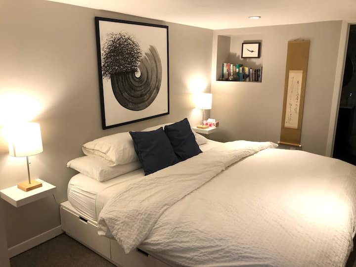 Bedroom
Relax and get a good night's sleep after a busy day in the city. With a King Endy mattress and luxurious linens, it's like your own personal hotel room. Enjoy the zen-like atmosphere while you cozy up with a good book.
