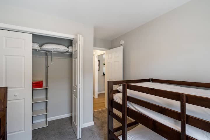 Chumba cha kulala cha tatu na vitanda vya ghorofa