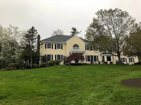 Poolside Paradise: Luxe 5-Bedroom w/Peloton Gym