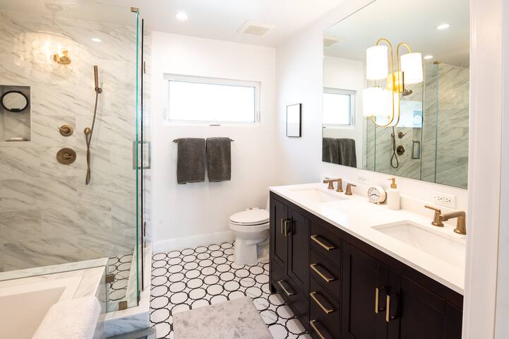 Gorgeous sunlit 3br/2.5 bath home gallery image 5