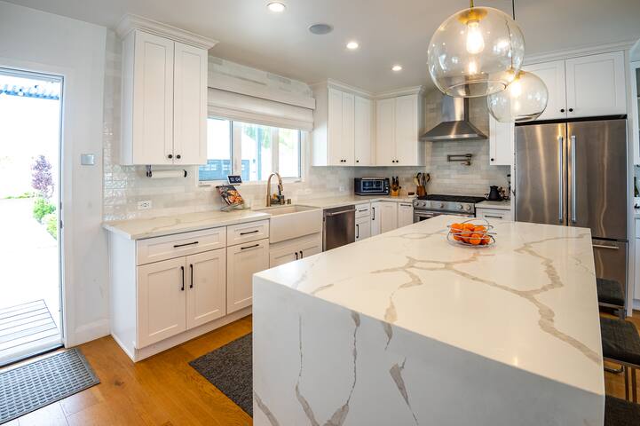 Gorgeous sunlit 3br/2.5 bath home gallery image 2