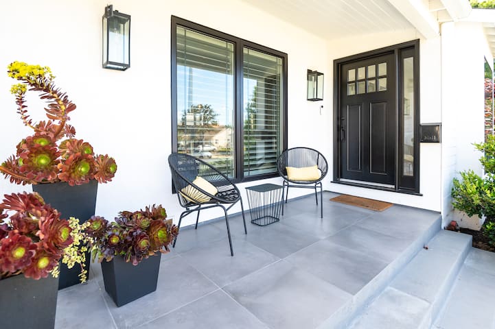 Gorgeous sunlit 3br/2.5 bath home