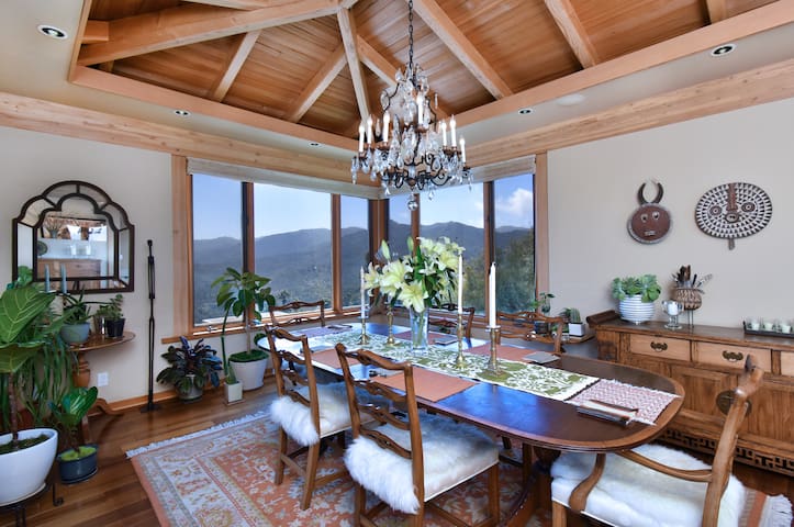 Panoramic Mountain Vista Retreat gallery image 3